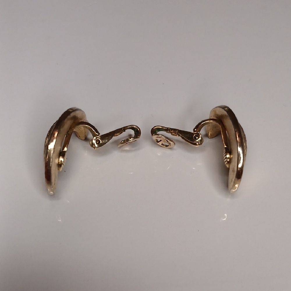 Vintage Signed Trifari Gold Wave Clip-On Earrings - Picture 4 of 7